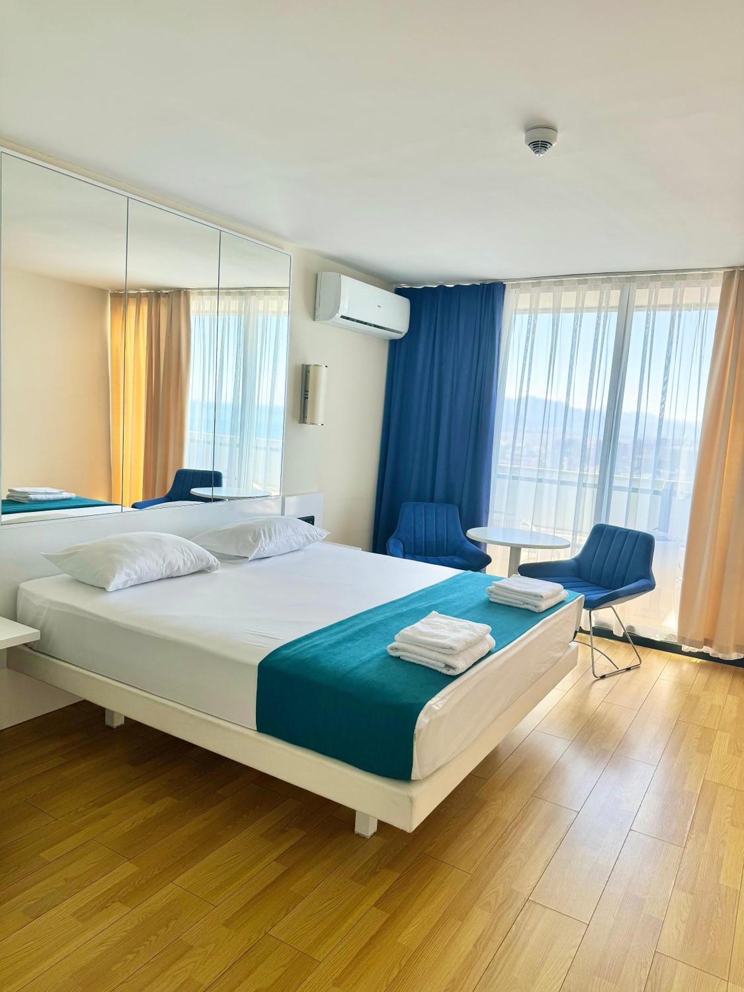 Lux Apartaments Batumi Eksteriør bilde